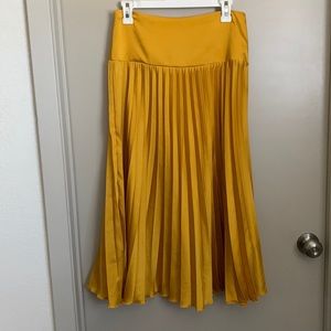 Banana Republic skirt, yellow gold color, Size Petite 6, brand new